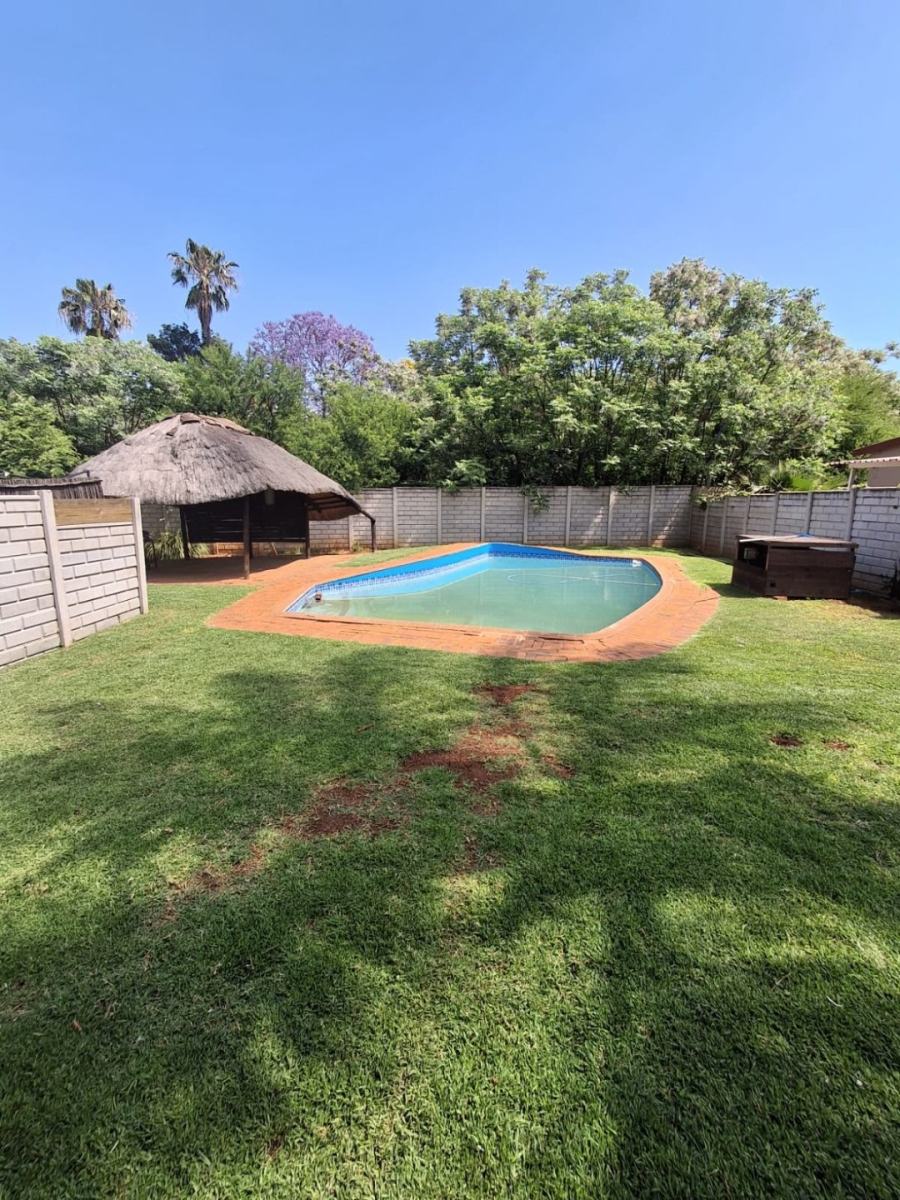 To Let 2 Bedroom Property for Rent in Meerhof North West
